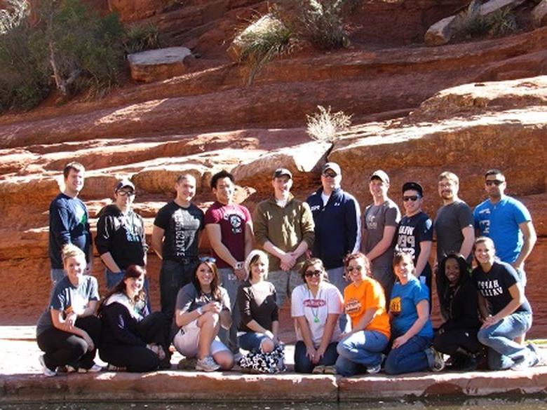 学生们在亚利桑那峡谷前的另类春假旅行