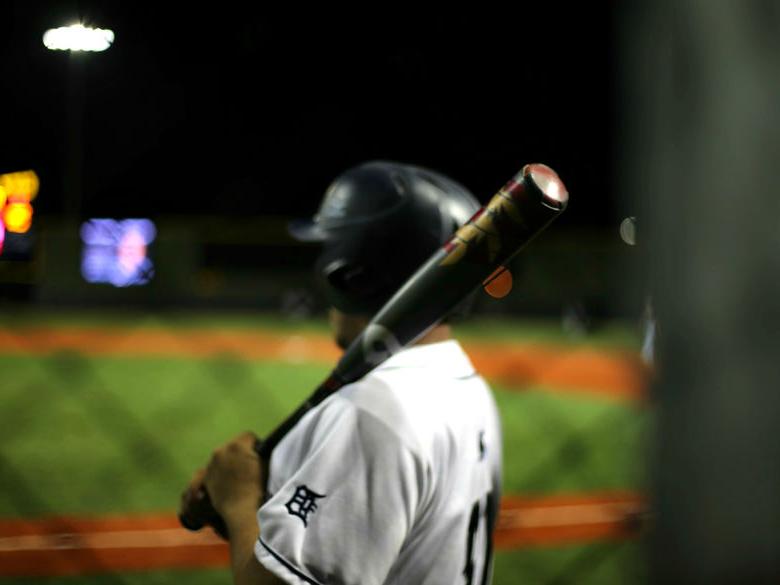 杜波依斯棒球运动员站在甲板上的照片